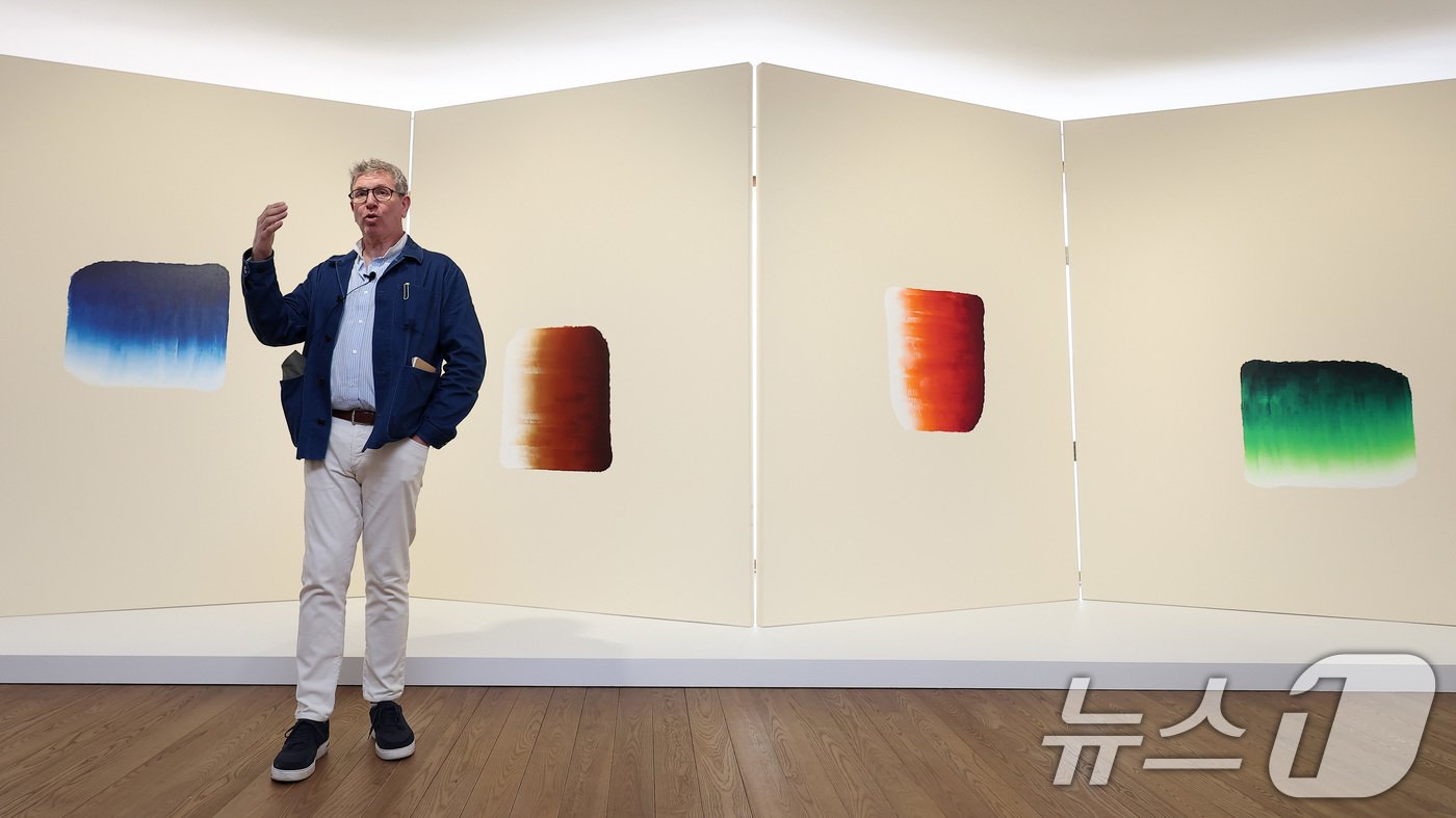 본문 이미지 - 마크 글림셔 페이스 갤러리 CEO가 3일 서울 용산구 한남동 페이스 갤러리에서 열린 &#39;조응: 이우환과 마크 로스코&#39;전 프레스투어에서 전시에 대한 설명을 하고 있다. 이번 전시는 한국작가 이우환이 미국 미술 거장인 마크 로스코의 유족과 협업해 직접 전시를 큐레이팅 했으며 이달 4일부터 26일까지 진행된다. 2024.9.3/뉴스1 ⓒ News1 김성진 기자