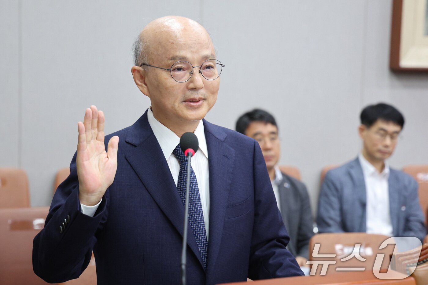 안창호 국가인권위원회 위원장 후보자가 3일 오전 서울 여의도 국회 운영위원회에서 열린 인사청문회에서 선서하고 있다. 2024.9.3/뉴스1 ⓒ News1 신웅수 기자