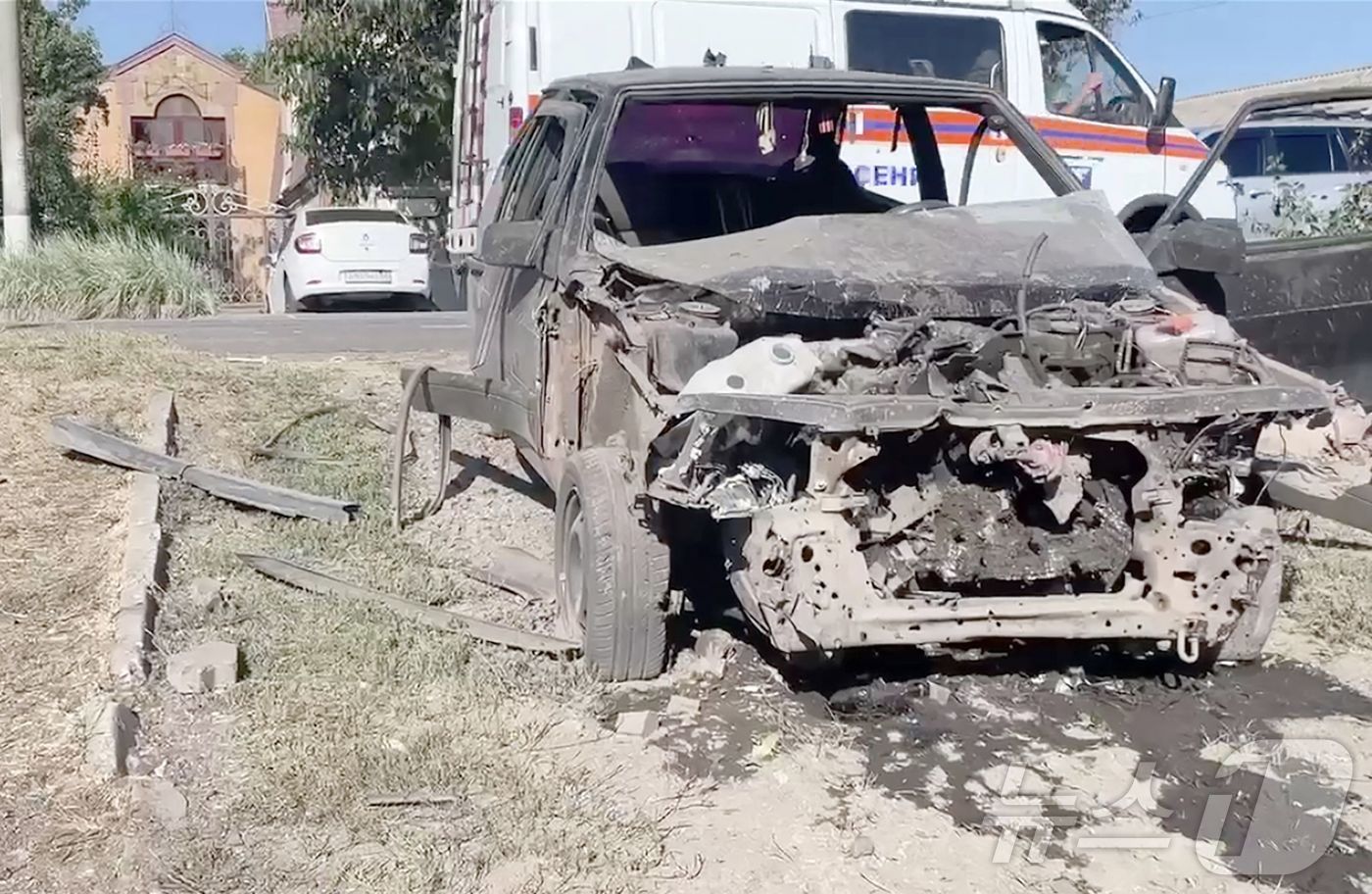 본문 이미지 - 러시아 국방부는 모스크바 상공의 2대를 포함해 밤새 러시아 15개 지역에서 158대의 우크라이나 드론을 격추했다고 1일&#40;현지시간&#41; 밝혔다. 국방부는 텔레그램을 통해 122대의 드론은 우크라이나와 국경을 접하고 있는 쿠르스크, 브라이언스크, 보로네즈, 벨고로드에서 격추됐다고 말했다. 사진은 이날 벨고로드 주지사 체슬라프 글래드코프의 공식 텔레그램 계정에 공개된 드론 공격을 입은 자동차의 모습. 2024.09.01 ⓒ AFP=뉴스1 ⓒ News1 유수연 기자