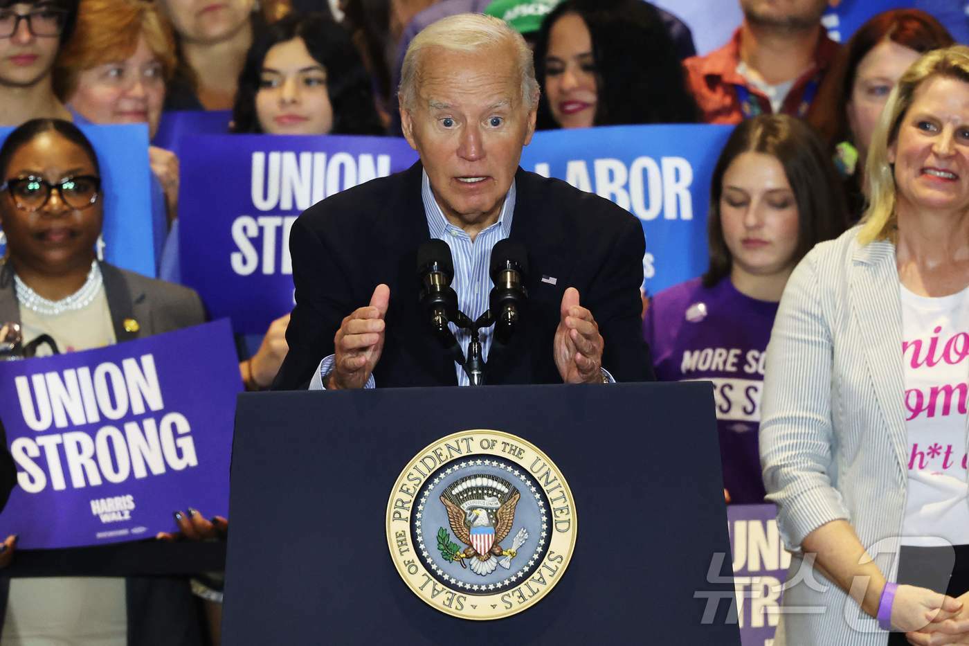 본문 이미지 - 조 바이든 미국 대통령이 2일&#40;현지시간&#41; 펜실베이니아주 피츠버그에서 열린 민주당 대선 후보 카멀라 해리스 부통령과 합동 유세서 &#34;US스틸은 미국 회사로 남아있어야 한다&#34;고 밝히고 있다. 2024.09.03. ⓒ AFP=뉴스1 ⓒ News1 우동명 기자