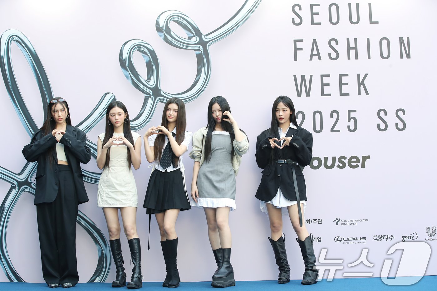 본문 이미지 - 그룹 뉴진스(NewJeans)의 혜인(왼쪽부터)과 해린, 다니엘, 하니, 민지가 3일 서울 동대문디자인플라자(DDP)에서 열린 '서울 패션위크(SEOUL FASHION WEEK) 2025 S/S' YOUSER 컬렉션에 참석해 포즈를 취하고 있다. 2024.9.3/뉴스1 ⓒ News1 권현진 기자