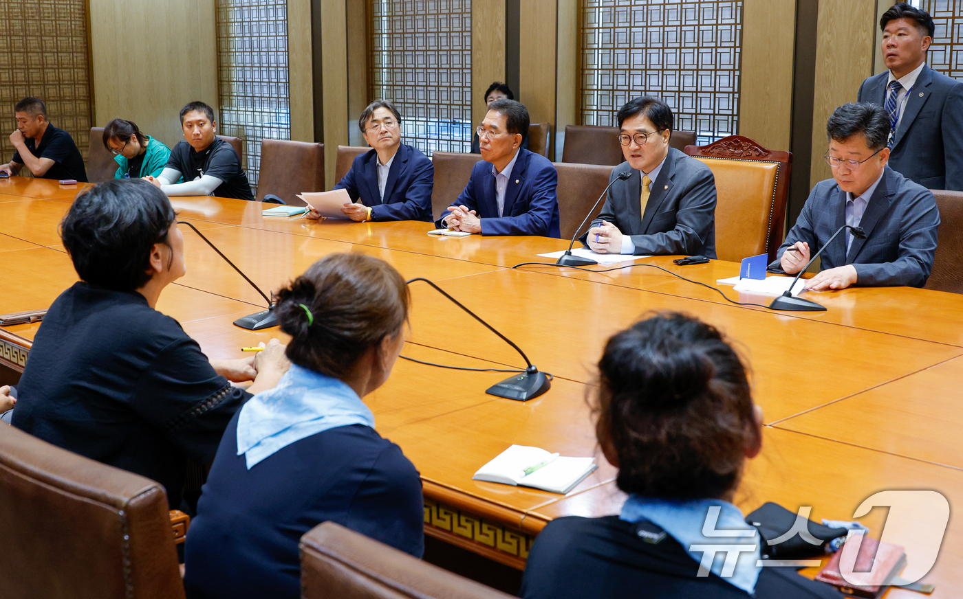 (서울=뉴스1) 안은나 기자 = 우원식 국회의장이 3일 서울 여의도 국회 의장집무실에서 아리셀 산재피해 가족협의회와 면담하고 있다. 2024.9.3/뉴스1