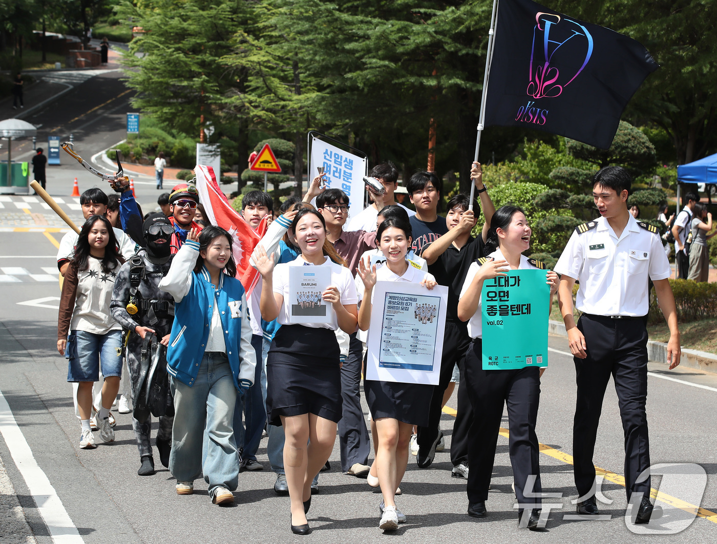 (대구=뉴스1) 공정식 기자 = 3일 오전 대구 달서구 계명대학교 성서캠퍼스에서 열린 '2024학년도 2학기 총동아리연합회 신입생 가두모집'에 참여한 동아리 회원들이 행진하며 신입 …