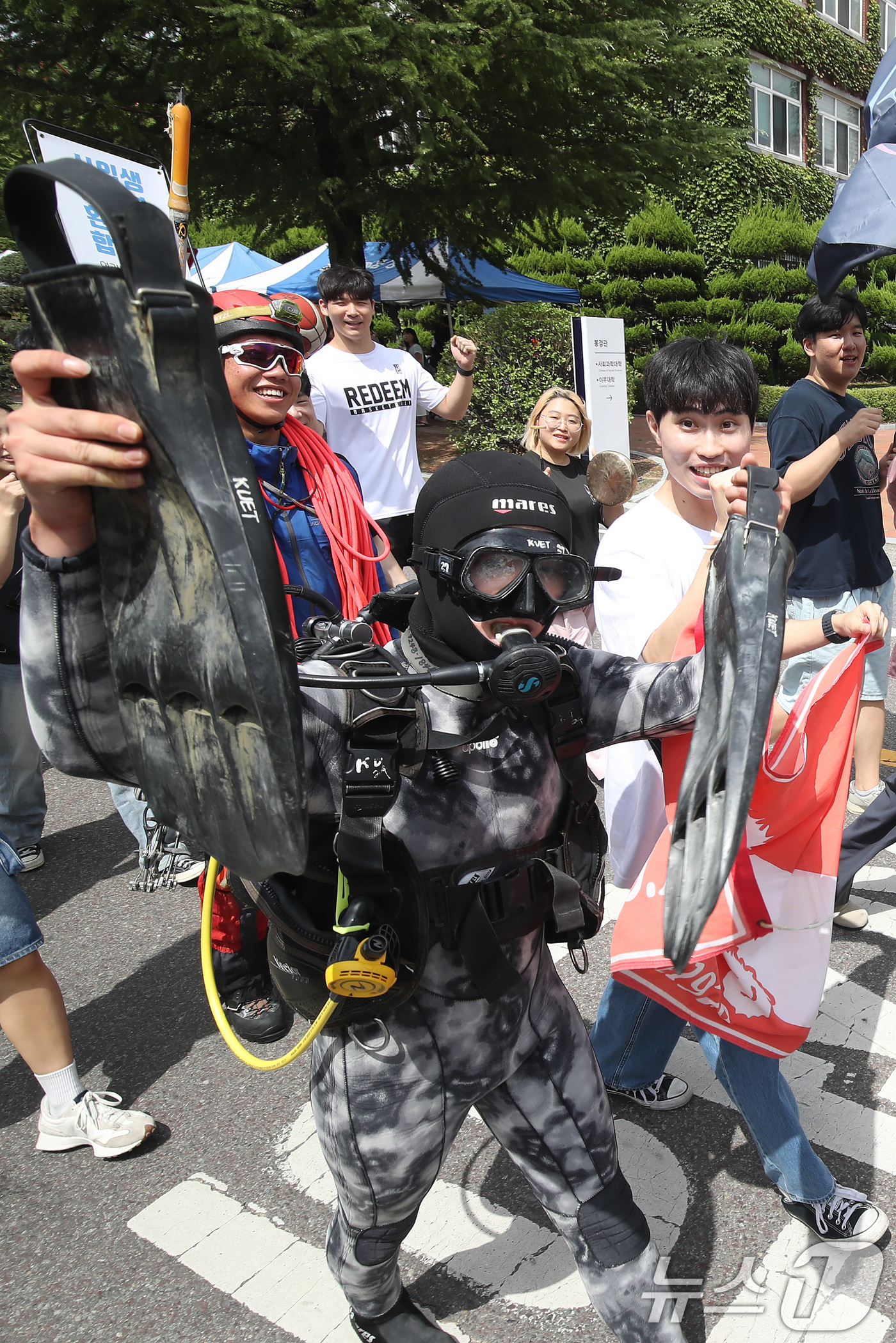 (대구=뉴스1) 공정식 기자 = 3일 오전 대구 달서구 계명대학교 성서캠퍼스에서 열린 '2024학년도 2학기 총동아리연합회 신입생 가두모집'에 참여한 동아리 회원들이 행진하며 신입 …