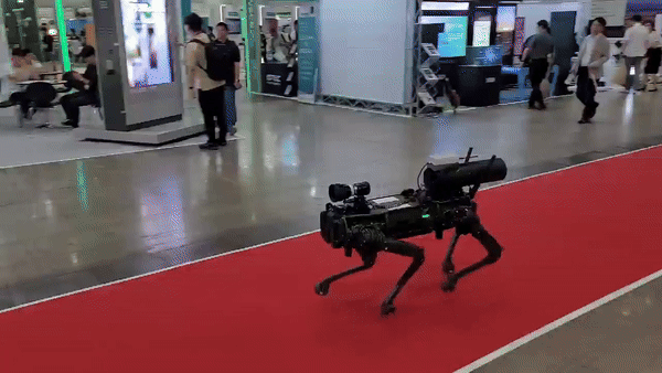 본문 이미지 - 3일 킨텍스에서 열린 월드 스마트시티 엑스포 2024 전시장에서 로봇개가 움직이고 있다. 2024.9.3/뉴스1 ⓒ News1 황보준엽 기자