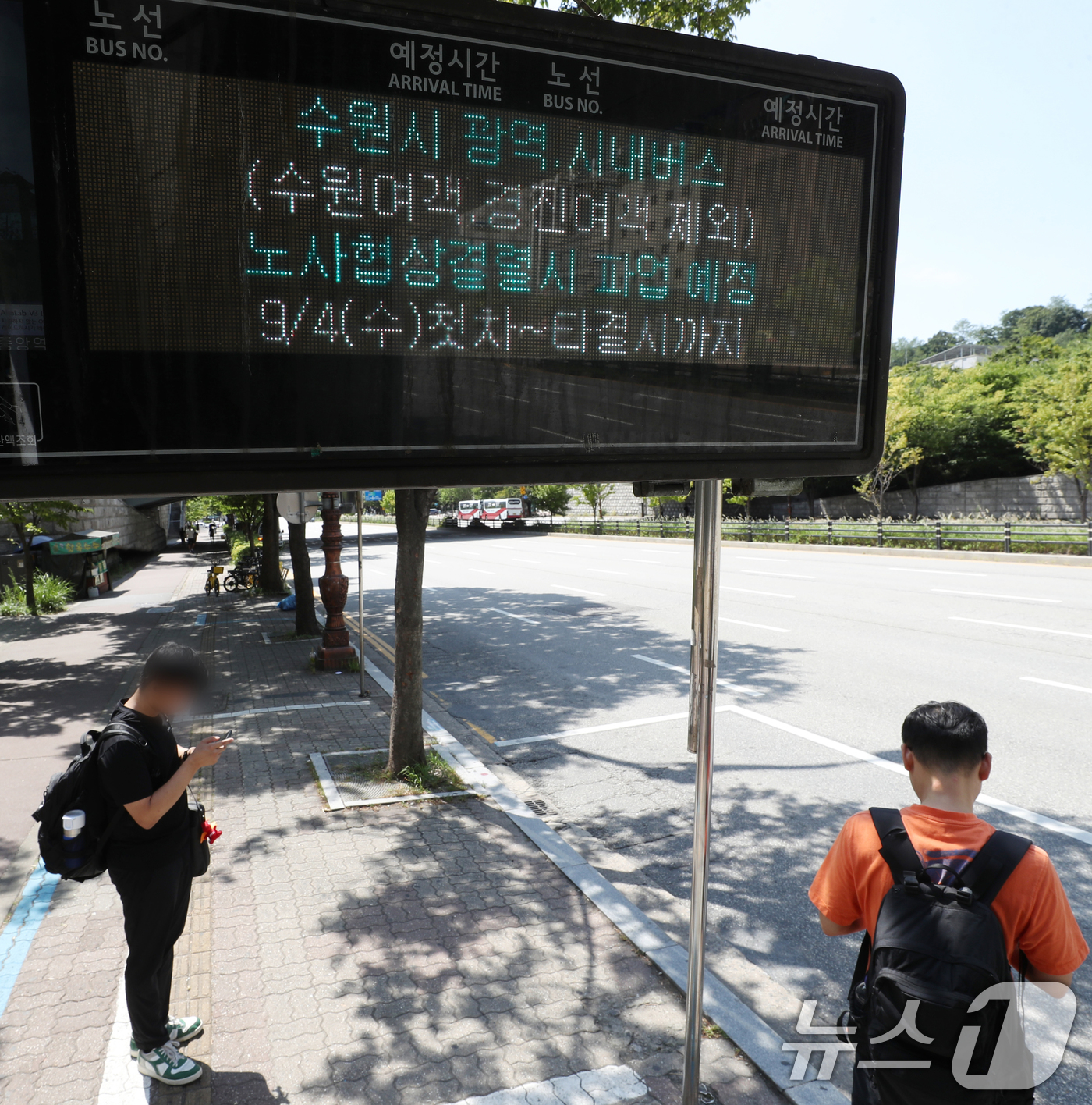 (수원=뉴스1) 김영운 기자 = 3일 오후 경기 수원시 영통구의 한 버스정류장 전광판에 버스 파업 안내 문구가 나오고 있다.경기도버스노동조합협의회는 이날 오후 3시부터 경기지방노동 …