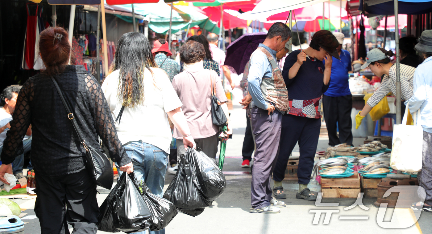 (완주=뉴스1) 유경석 기자 = 추석 명절을 앞둔 3일 전북자치도 완주군 삼례시장 오일장이 물건을 구매하기 위해 찾은 시민들로 북적이고 있다. 2024.9.3/뉴스1