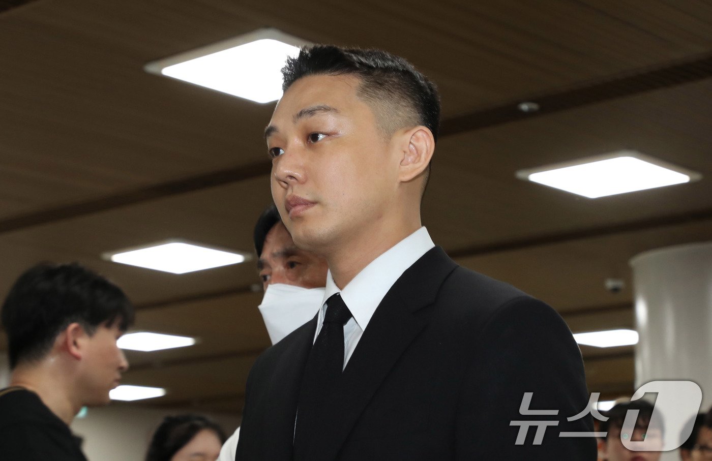 본문 이미지 - 마약 투약 혐의를 받는 배우 유아인(본명 엄홍식)이 3일 오후 서울 서초구 서울중앙지법에서 열린 1심 선고 공판에 출석하고 있다. 유아인은 지난 2020년 9월부터 2022년 3월까지 미용 시술을 위한 수면 마취를 가장하는 방식 등으로 181차례에 걸쳐 프로포폴 등을 상습 투약한 혐의를 받고 있다. 2024.9.3/뉴스1 ⓒ News1 임세영 기자