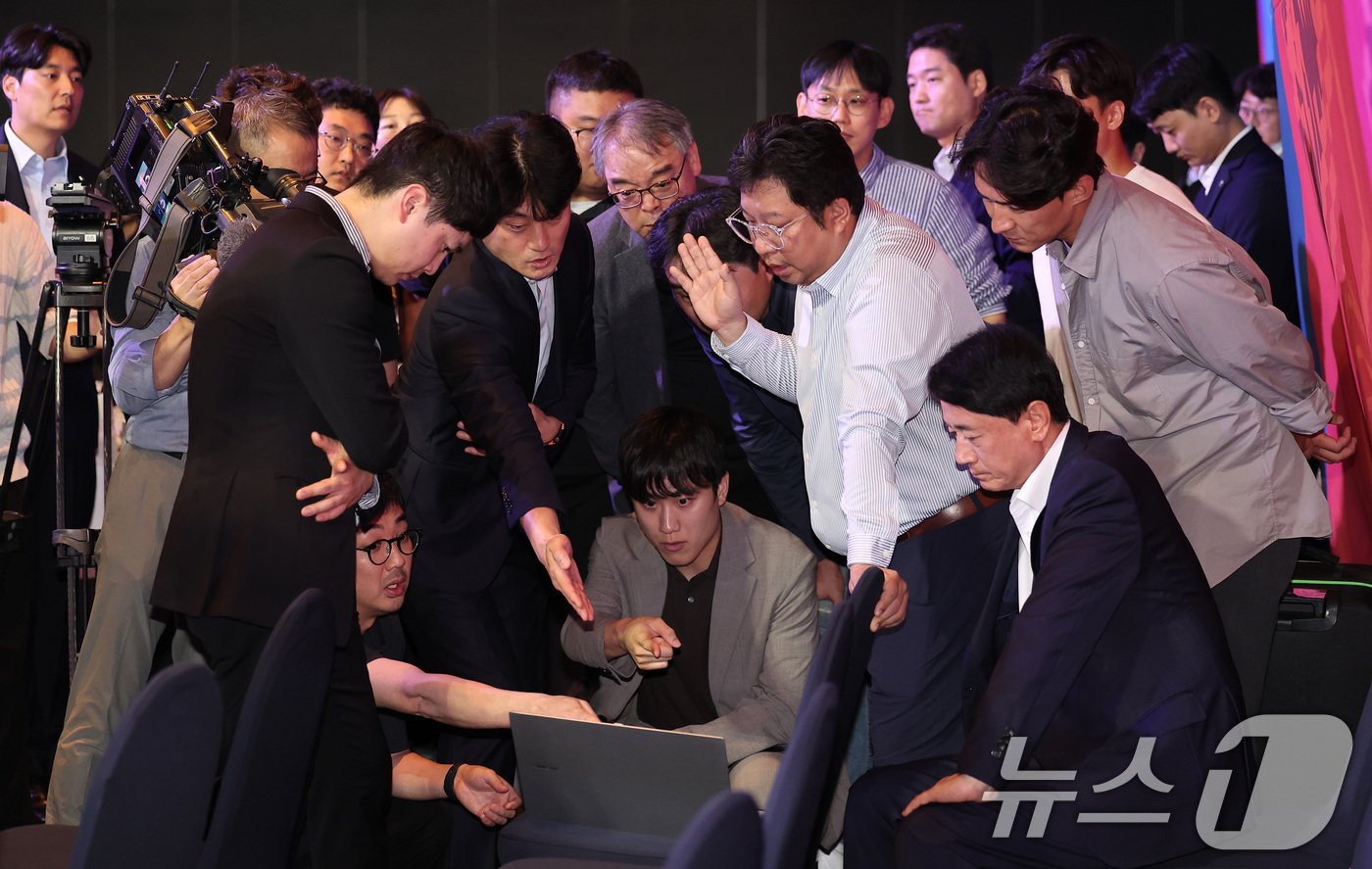 본문 이미지 - 3일 서울 강서구 메이필드 호텔에서 열린 2024-2025 KOVO 여자 신인선수 드래프트에서 지명권 추첨 기계의 오류에 대해 각 구단 사무국장들과 한국배구연맹 관계자들의 설전이 오가고 있다. 2024.9.3/뉴스1 ⓒ News1 김성진 기자