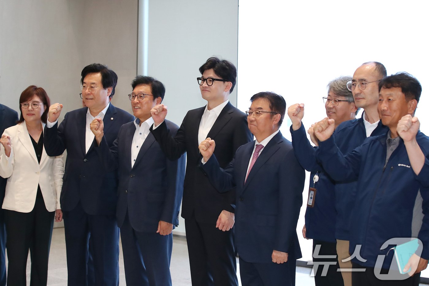 본문 이미지 - 한동훈 국민의힘 대표가 3일 오후 경북 구미국가산업단지 내 반도체용 쿼츠 제조기업 원익큐엔씨를 찾아 기념촬영을 하고 있다. 2024.9.3/뉴스1 ⓒ News1 공정식 기자