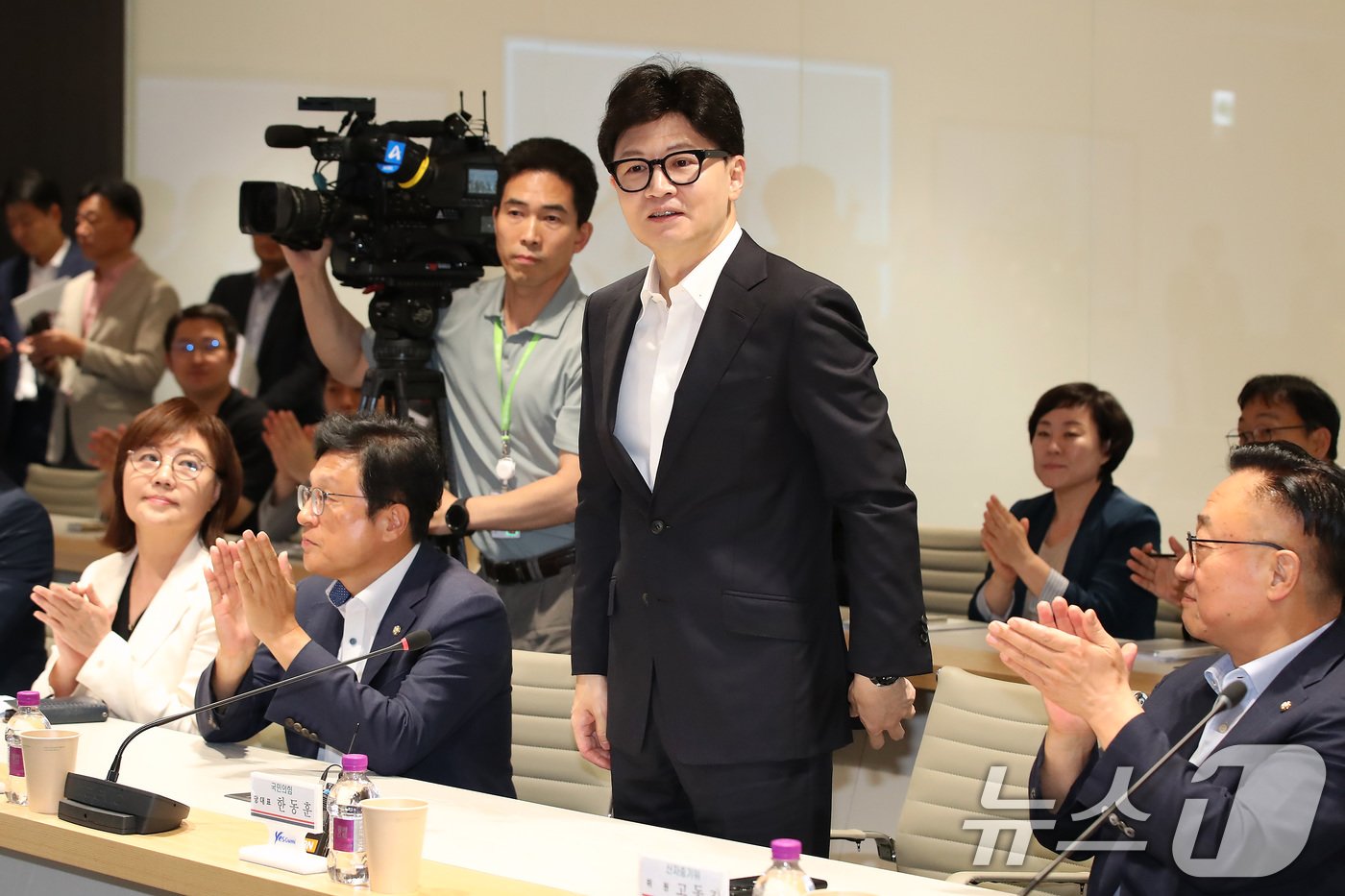 본문 이미지 - 한동훈 국민의힘 대표가 3일 오후 경북 구미국가산업단지 내 반도체용 쿼츠 제조기업 원익큐엔씨를 찾아 인사말을 하고 있다. 2024.9.3/뉴스1 ⓒ News1 공정식 기자