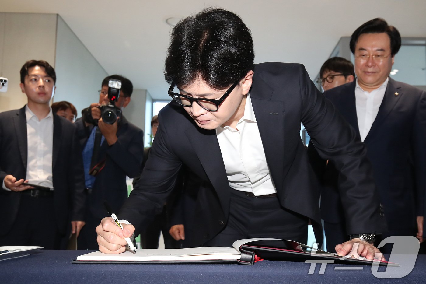 본문 이미지 - 한동훈 국민의힘 대표가 3일 오후 경북 구미국가산업단지 내 반도체용 쿼츠 제조기업 원익큐엔씨를 찾아 방명록을 작성하고 있다. 2024.9.3/뉴스1 ⓒ News1 공정식 기자