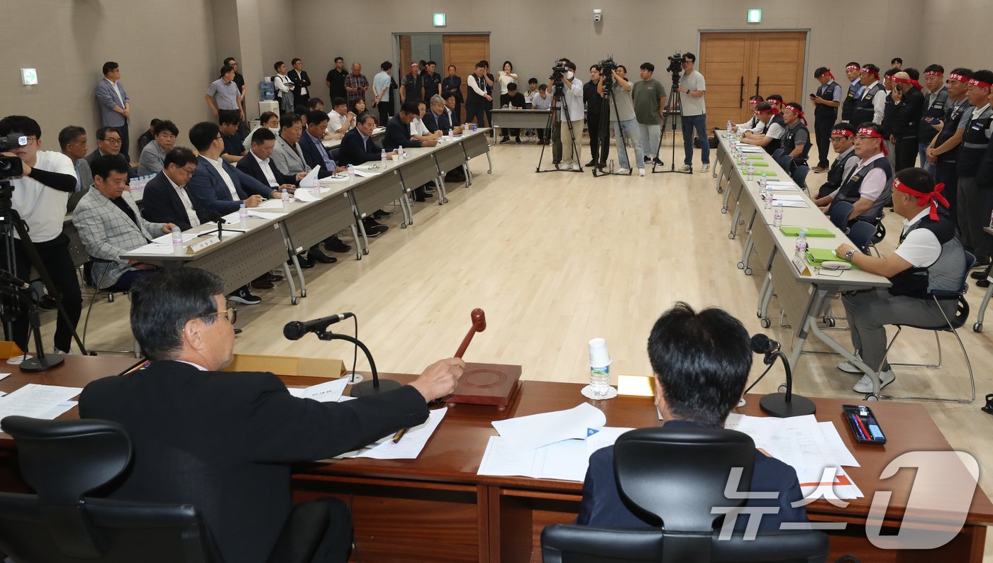 본문 이미지 - 3일 오후 경기 수원시 영통구 경기지방노동위원회에서 경기도버스노동조합협의회(이하 노조)와 경기도버스운송사업조합(이하 사측)의 '2차 조정회의'가 열리고 있다. 노조는 사측과 최종 협상 결렬 시 다음 날인 4일 첫 차부터 전면 총파업에 돌입할 예정이다. 2024.9.3/뉴스1 ⓒ News1 김영운 기자