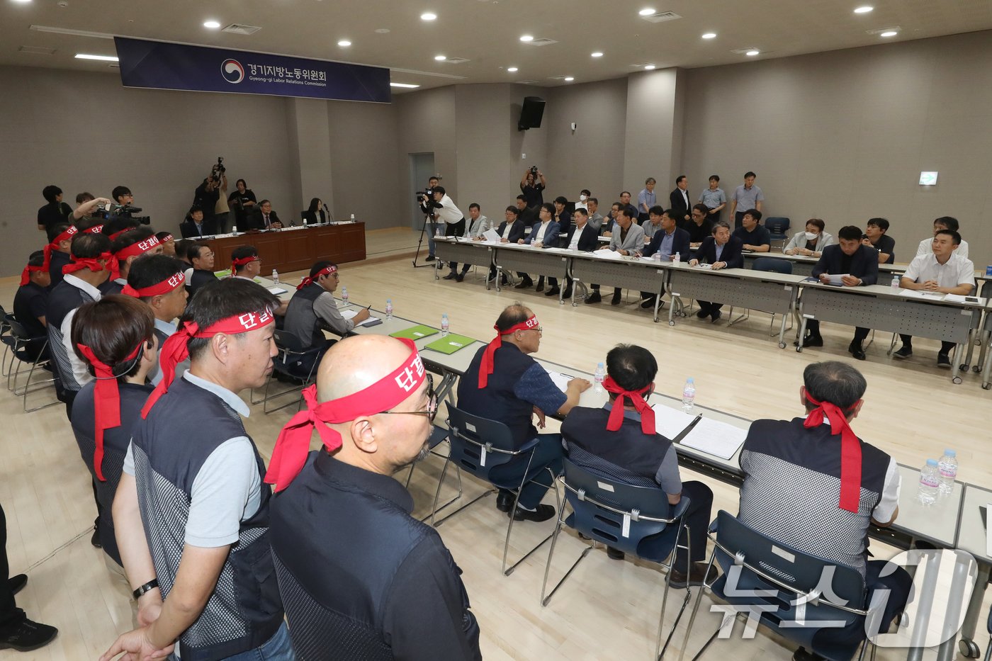 본문 이미지 - 3일 오후 경기 수원시 영통구 경기지방노동위원회에서 경기도버스노동조합협의회(이하 노조)와 경기도버스운송사업조합(이하 사측)의 '2차 조정회의'가 열리고 있다. 노조는 사측과 최종 협상 결렬 시 다음 날인 4일 첫 차부터 전면 총파업에 돌입할 예정이다. 2024.9.3/뉴스1 ⓒ News1 김영운 기자