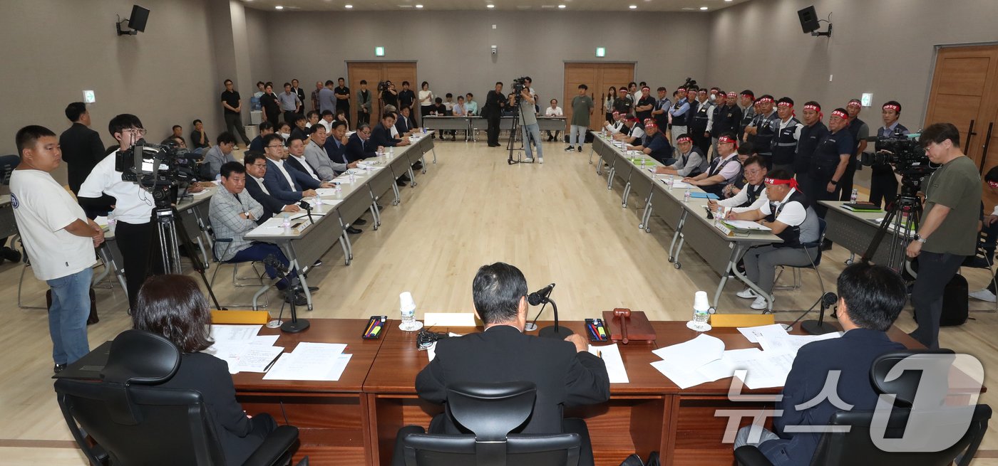 본문 이미지 - 3일 오후 경기 수원시 영통구 경기지방노동위원회에서 경기도버스노동조합협의회(이하 노조)와 경기도버스운송사업조합(이하 사측)의 '2차 조정회의'가 열리고 있다. 노조는 사측과 최종 협상 결렬 시 다음 날인 4일 첫 차부터 전면 총파업에 돌입할 예정이다. 2024.9.3/뉴스1 ⓒ News1 김영운 기자