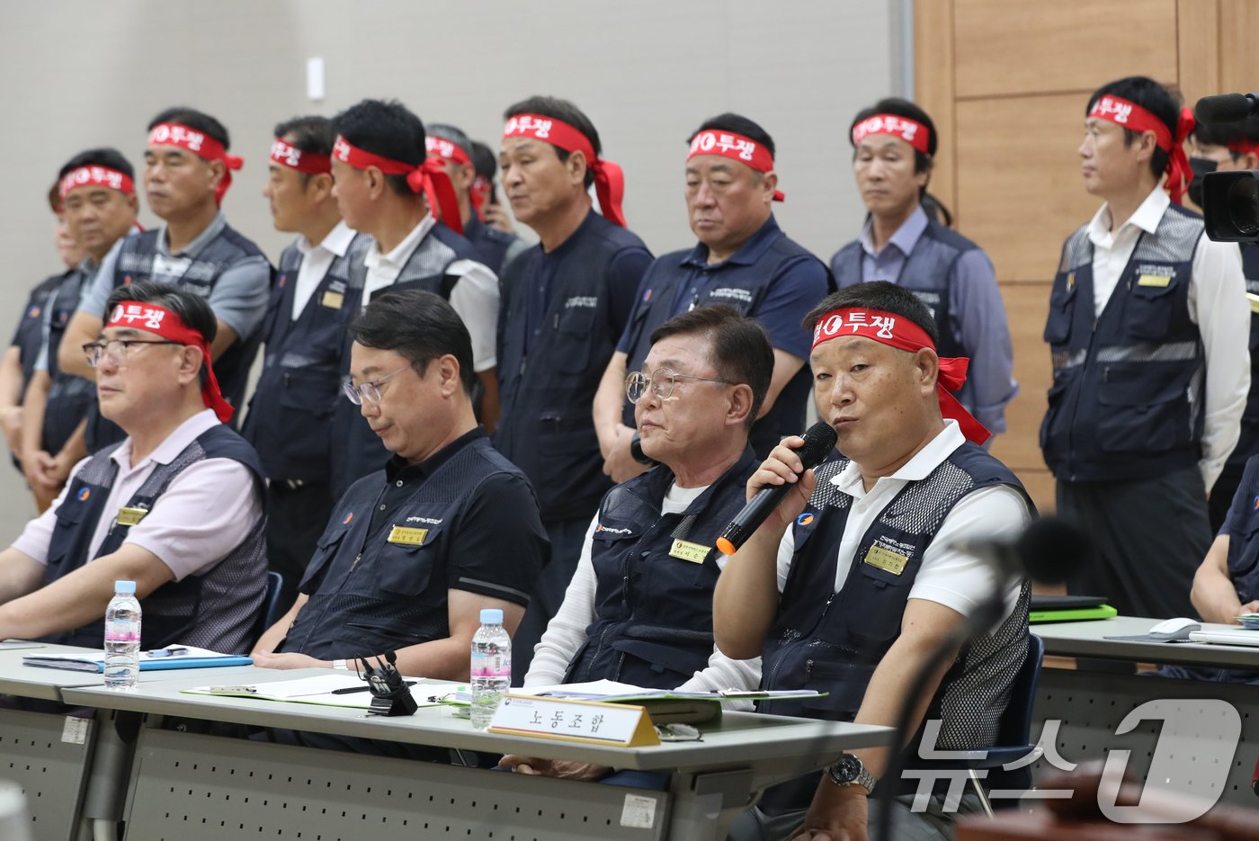 3일 오후 경기 수원시 영통구 경기지방노동위원회에서 경기도버스노동조합협의회&#40;이하 노조&#41;와 경기도버스운송사업조합&#40;이하 사측&#41;의 &#39;2차 조정회의&#39;가 열리고 있다. 노조는 사측과 최종 협상 결렬 시 다음 날인 4일 첫 차부터 전면 총파업에 돌입할 예정이다. 2024.9.3/뉴스1 ⓒ News1 김영운 기자