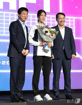 본문 이미지 - 3일 서울 강서구 메이필드 호텔에서 열린 2024-2025 KOVO 여자 신인선수 드래프트에서 1라운드 6순위로 IBK기업은행에 지명된 선명여고 최연진(가운데)이 김호철 감독과 기념촬영을 하고 있다. 2024.9.3/뉴스1 ⓒ News1 김성진 기자