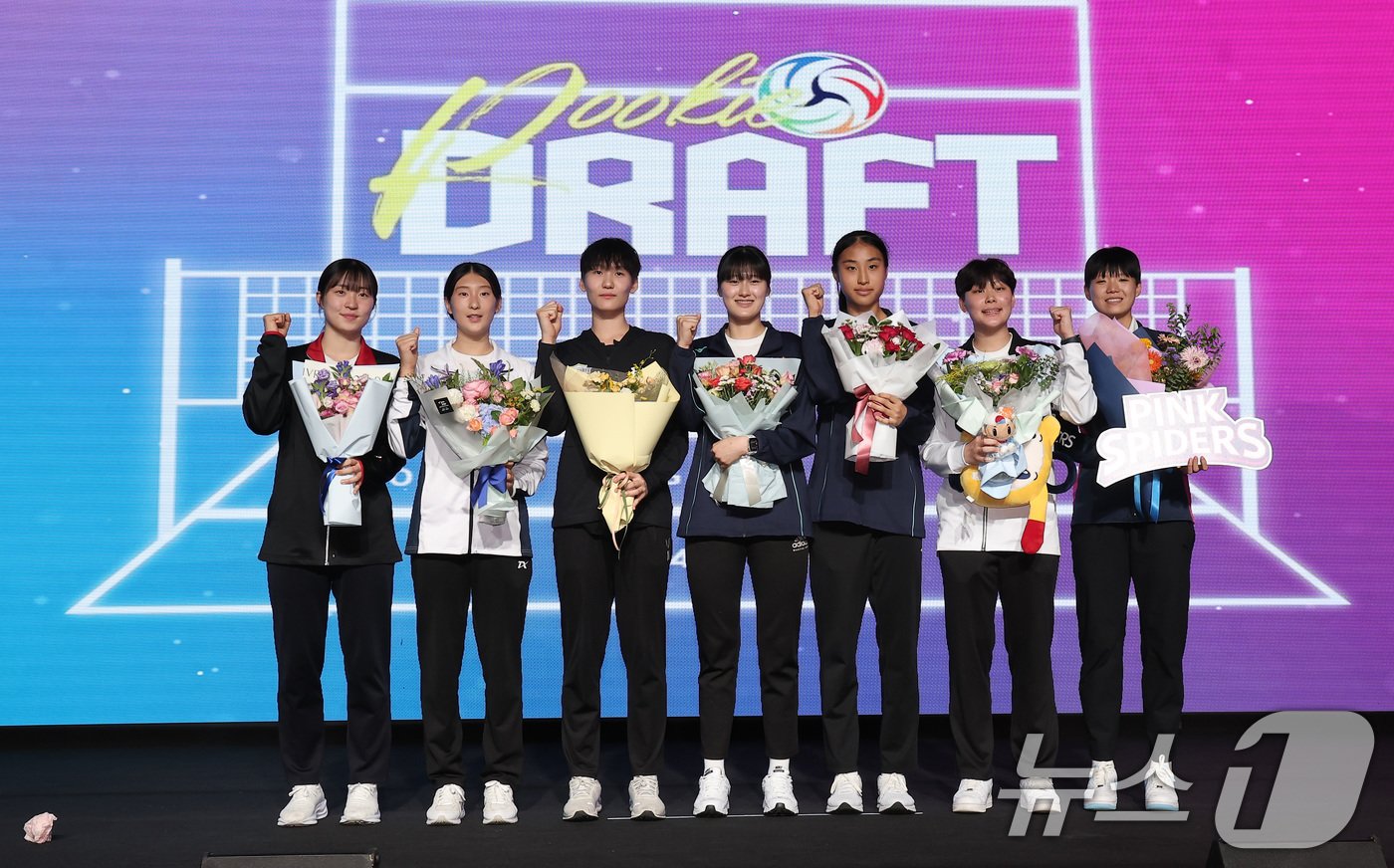 본문 이미지 - 3일 서울 강서구 메이필드 호텔에서 열린 2024-2025 KOVO 여자 신인선수 드래프트에서 1라운드에 지명된 선수들이 기념촬영을 하고 있다. 왼쪽부터 정관장 전다빈, IBK기업은행 최연진, 현대건설 강서우, GS칼텍스 이주아, GS칼텍스 최유림, 한국도로공사 김다은, 흥국생명 이채민. 2024.9.3/뉴스1 ⓒ News1 김성진 기자