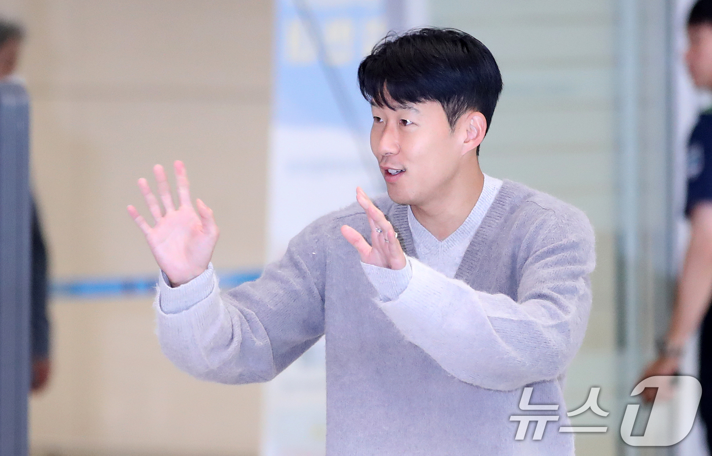 (인천공항=뉴스1) 이승배 기자 = 손흥민(토트넘)이 3일 축구 국가대표팀 소집훈련 참가를 위해 인천국제공항을 통해 귀국하고 있다.홍명보 감독이 이끄는 축구 국가대표팀은 오는 5일 …