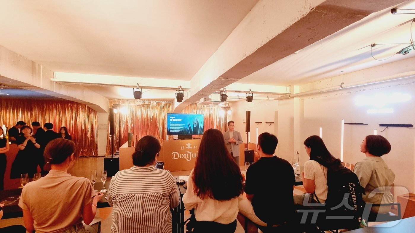 본문 이미지 - 디아지오코리아의 테킬라 브랜드 돈 훌리오(Don Julio)가 3일 한남동 '앤트러사이트'에서 돈 훌리오 '포 아모르' 팝업을 진행했다. 성중용 디아지오 바 아카데미 원장이 돈 훌리오에 대해 설명하고 있다. ⓒ News1 이형진 기자
