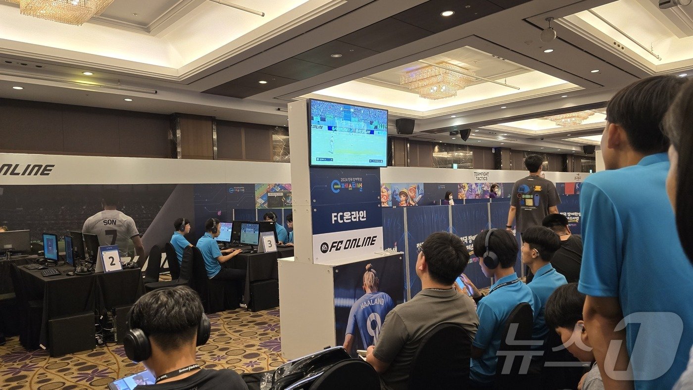 본문 이미지 - 3일 서울 서초구서 열린 전국 장애학생 e페스티벌에서 진행된 FC온라인 e스포츠대회. 세종 반곡고 1학년팀과 한국미래산업고 2·3학년 팀이 경기를 치르는 모습./News1 ⓒ 뉴스1 윤주영 기자