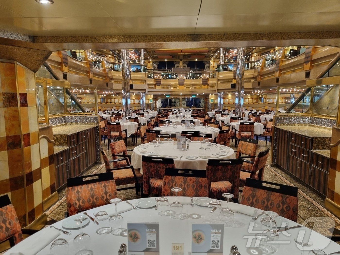 본문 이미지 - 오는 17일 속초시민으로 구성된 '속초항 모항 크루즈 체험단'과 속초시의원 4명을 태우고 일본으로 떠날 11만톤급 크루즈 '코스타세레나'호 내부. 사진은 지난해 6월 속초항 입항 당시.(뉴스1 DB) 2024.9,3/뉴스1 윤왕근 기자