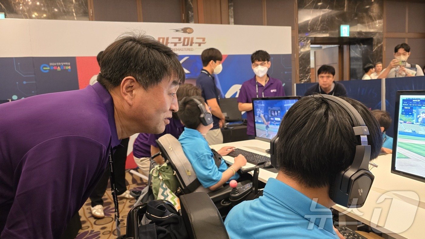 본문 이미지 - 김성철 넷마블문화재단 대표가 전국 장애학생 e페스티벌서 넷마블 마구마구를 플레이하는 한 학생을 지켜보는 모습./News1 ⓒ 뉴스1 윤주영 기자