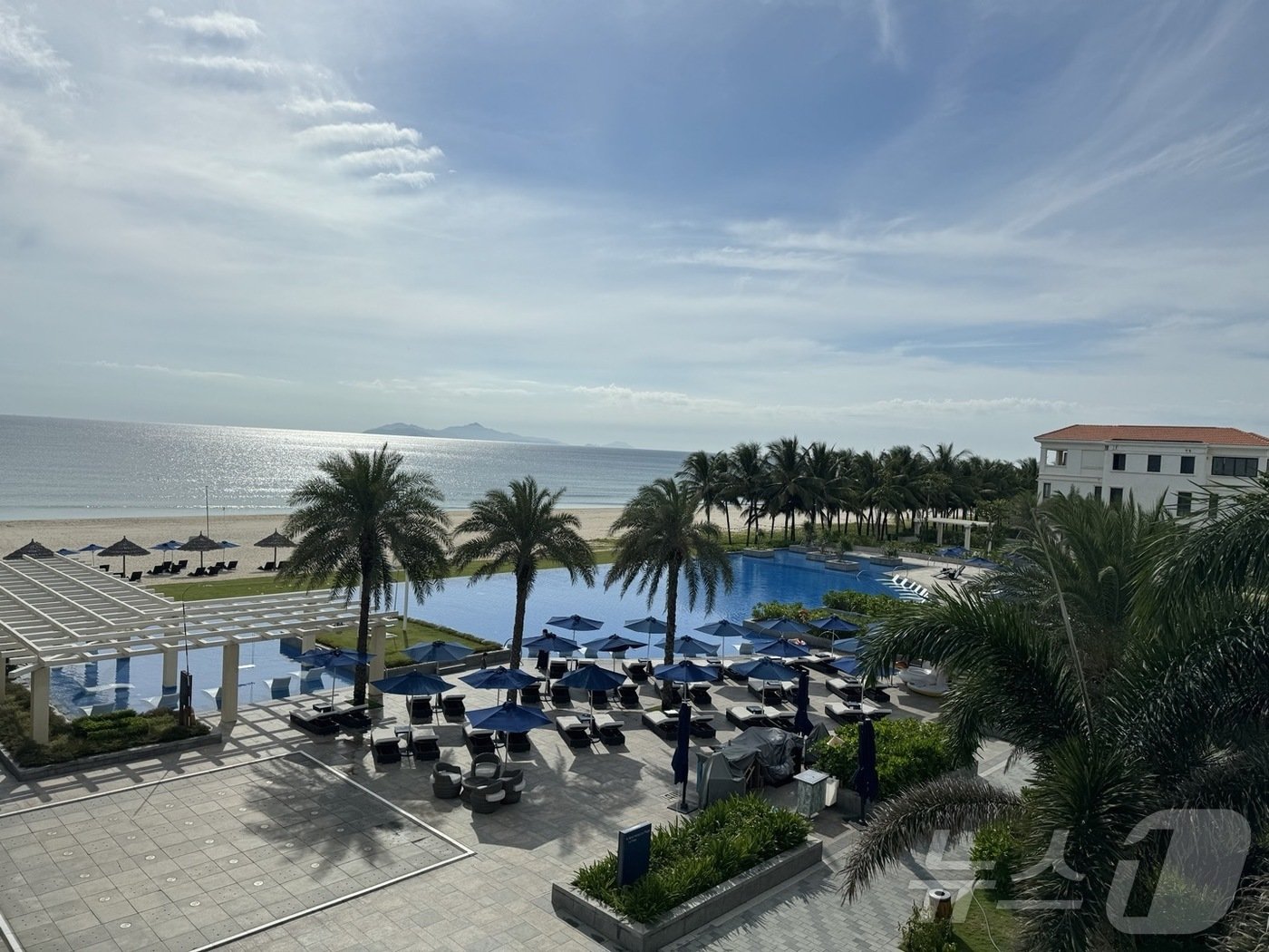 본문 이미지 - 쉐라톤 그랜드 다낭 객실에서 바라본 논누억 해변과 인피니티 풀의 모습. ⓒ 뉴스1 김형준 기자