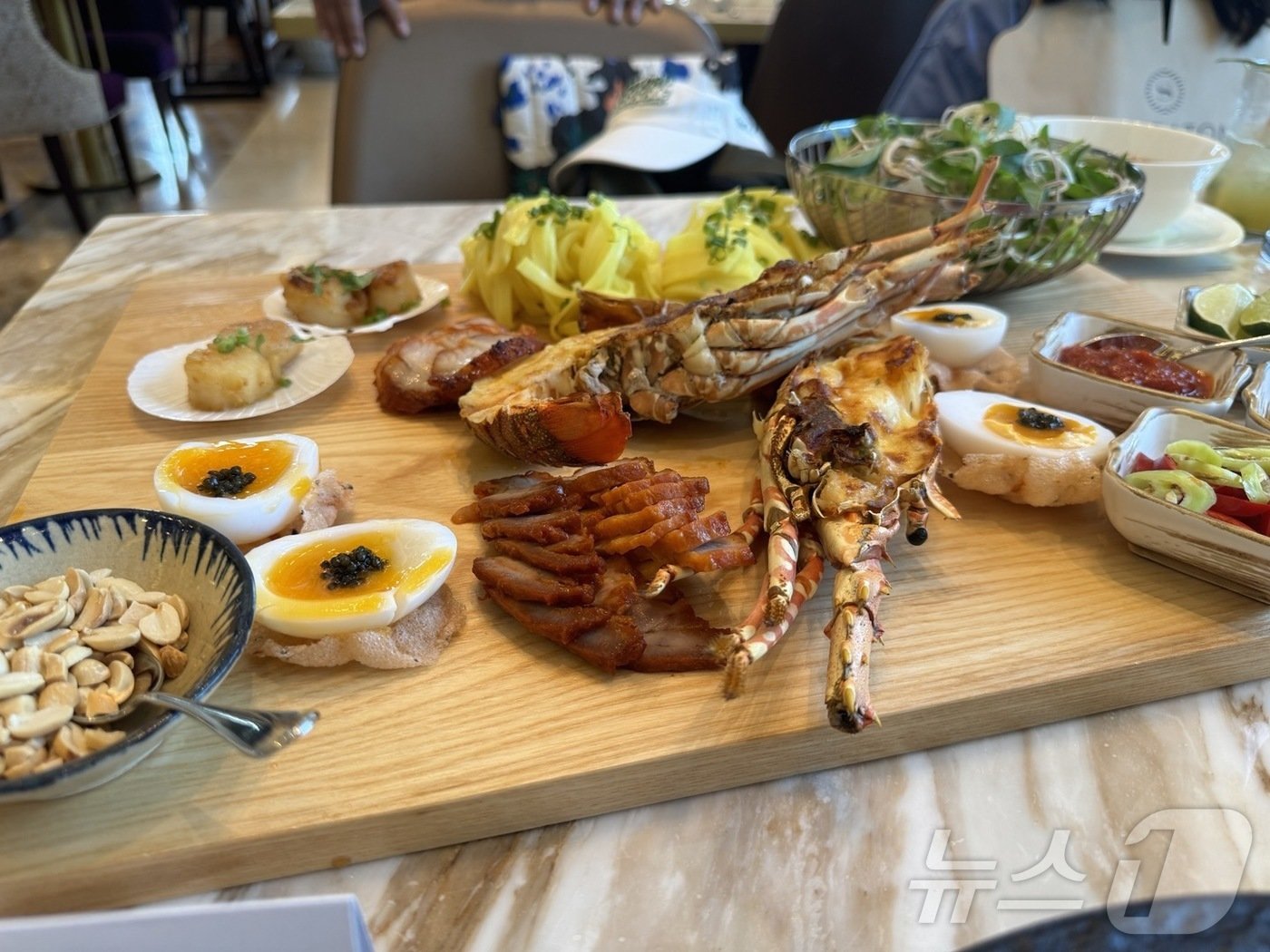 본문 이미지 - 쉐라톤 그랜드 다낭 리조트의 레스토랑 '테이블 88'의 메뉴 미꽝. 다양한 토핑과 함께 쌀국수를 비벼 먹을 수 있는 음식이다. ⓒ 뉴스1 김형준 기자