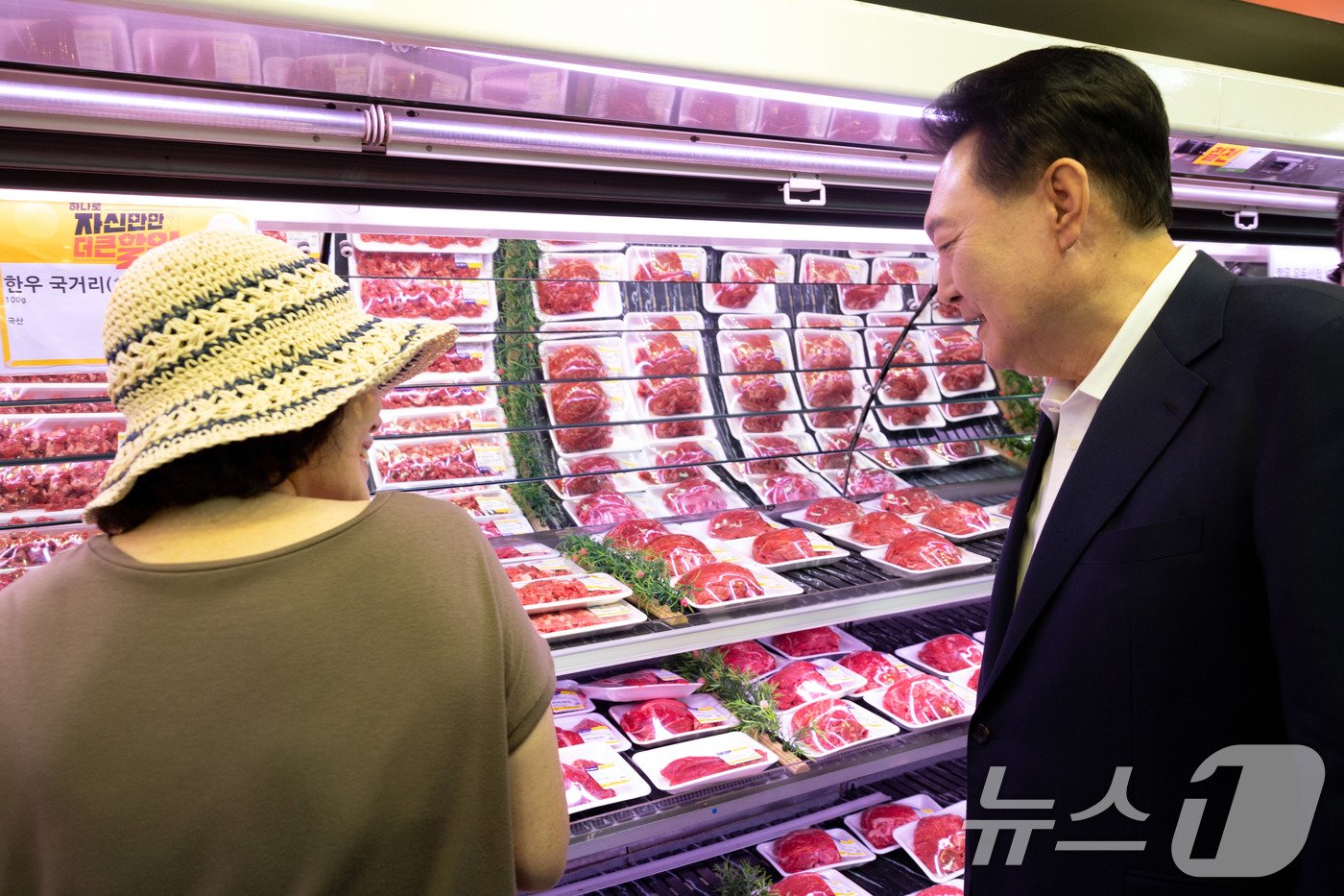 본문 이미지 - 윤석열 대통령이 3일 서울 도봉구 농협 하나로마트 창동점을 방문해 추석 장바구니 물가를 점검하고 있다. (대통령실 제공) 2024.9.3/뉴스1 ⓒ News1 박지혜 기자