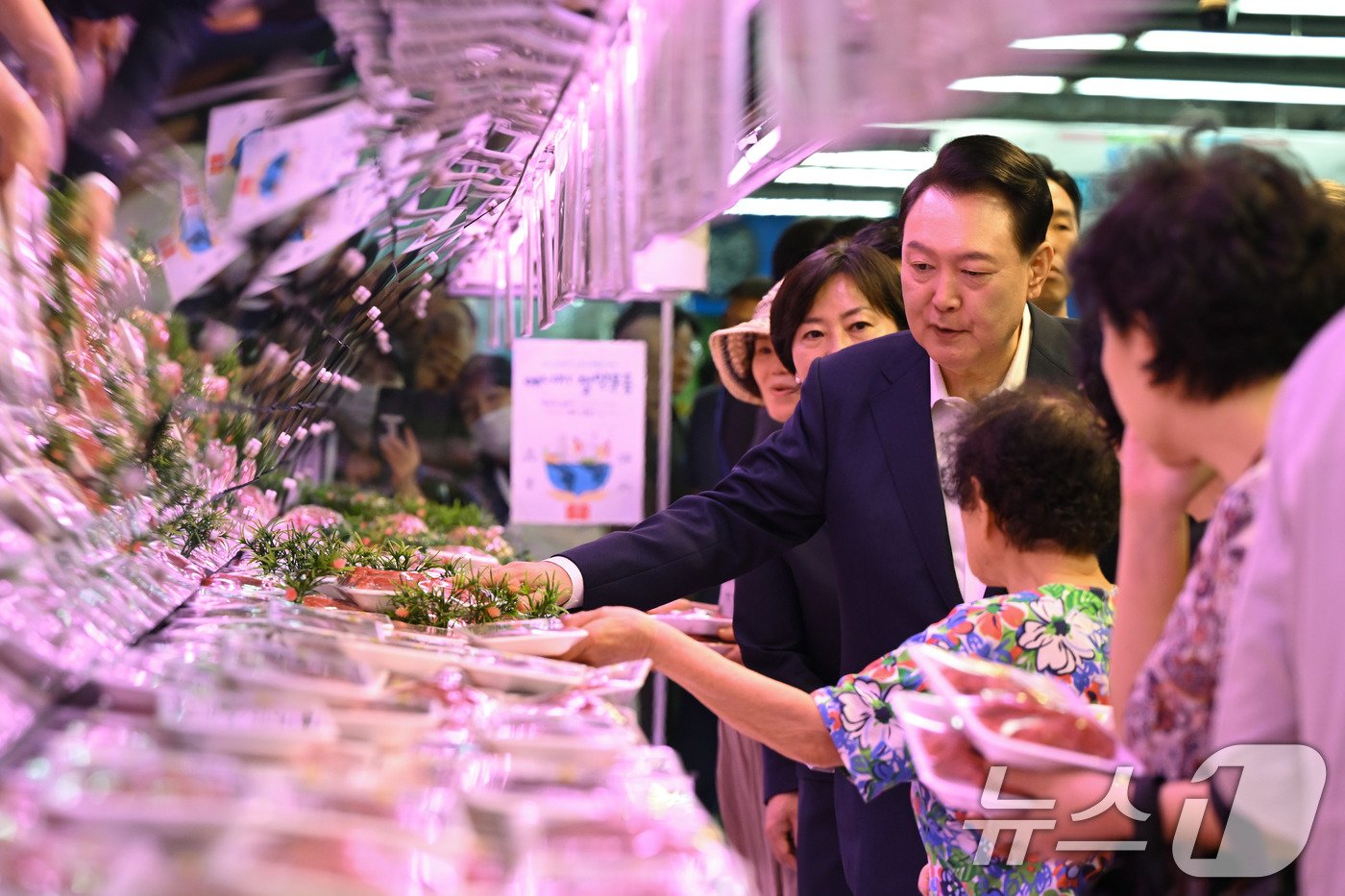 본문 이미지 - 윤석열 대통령이 3일 서울 도봉구 농협 하나로마트 창동점을 방문해 추석 장바구니 물가를 점검하고 있다. (대통령실 제공) 2024.9.3/뉴스1 ⓒ News1 박지혜 기자