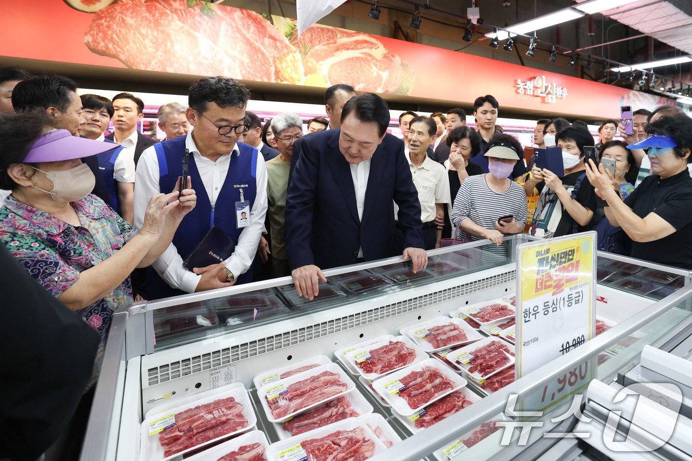 본문 이미지 - 윤석열 대통령이 3일 서울 도봉구 농협 하나로마트 창동점을 방문해 추석 장바구니 물가를 점검하고 있다. (대통령실 제공) 2024.9.3/뉴스1 ⓒ News1 박지혜 기자