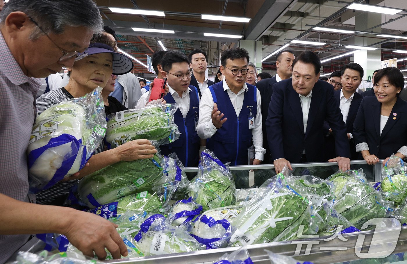 본문 이미지 - 윤석열 대통령이 3일 서울 도봉구 농협 하나로마트 창동점을 방문해 추석 장바구니 물가를 점검하고 있다. (대통령실 제공) 2024.9.3/뉴스1 ⓒ News1 박지혜 기자
