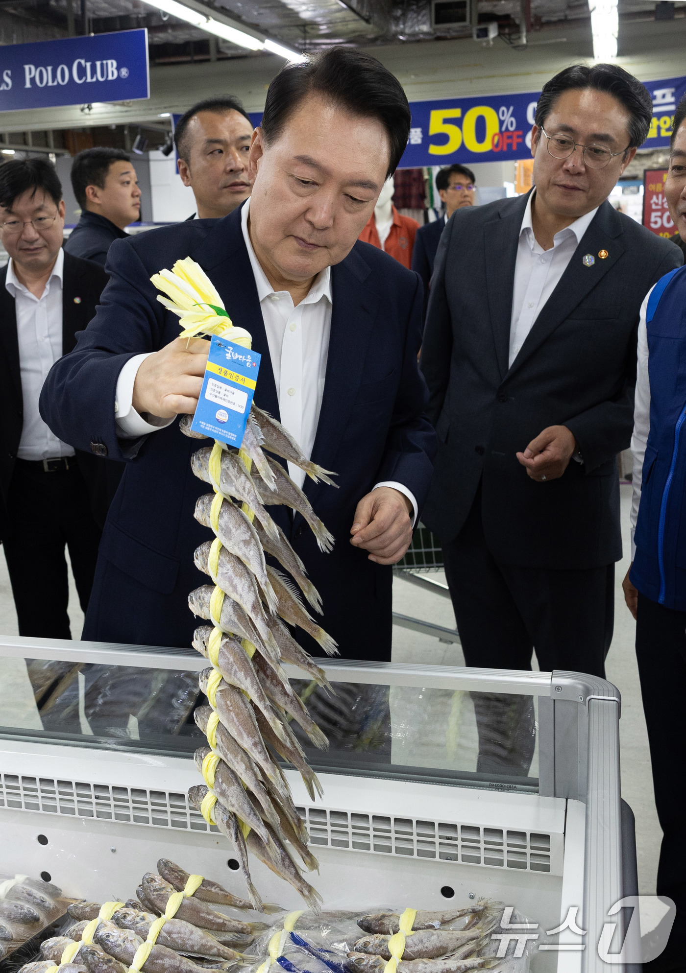 (서울=뉴스1) 박지혜 기자 = 윤석열 대통령이 3일 서울 도봉구 농협 하나로마트 창동점을 방문해 추석 장바구니 물가를 점검하고 있다. (대통령실 제공) 2024.9.3/뉴스1