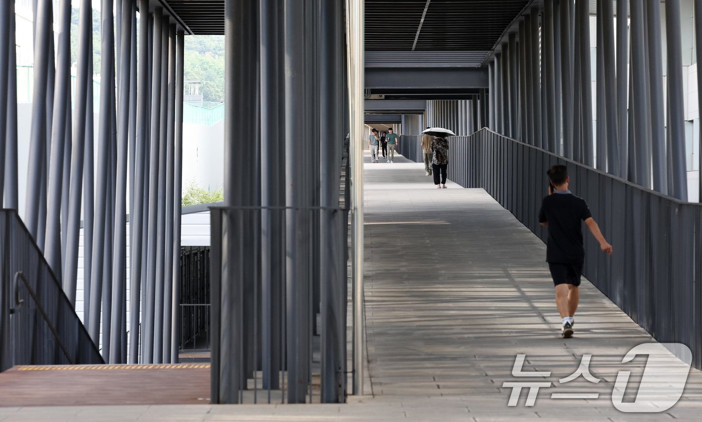 본문 이미지 - 3일 서울 종로구 세운상가 공중보행로가 한산한 모습을 보이고 있다.  2024.9.3/뉴스1 ⓒ News1 이동해 기자