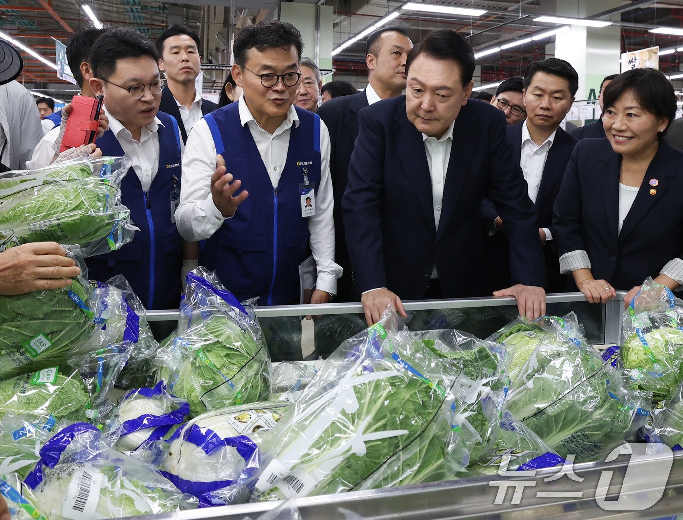 윤석열 대통령이 3일 서울 도봉구 농협 하나로마트 창동점을 방문해 추석 장바구니 물가를 점검하고 있다. &#40;대통령실 제공&#41; 2024.9.3/뉴스1 ⓒ News1 박지혜 기자