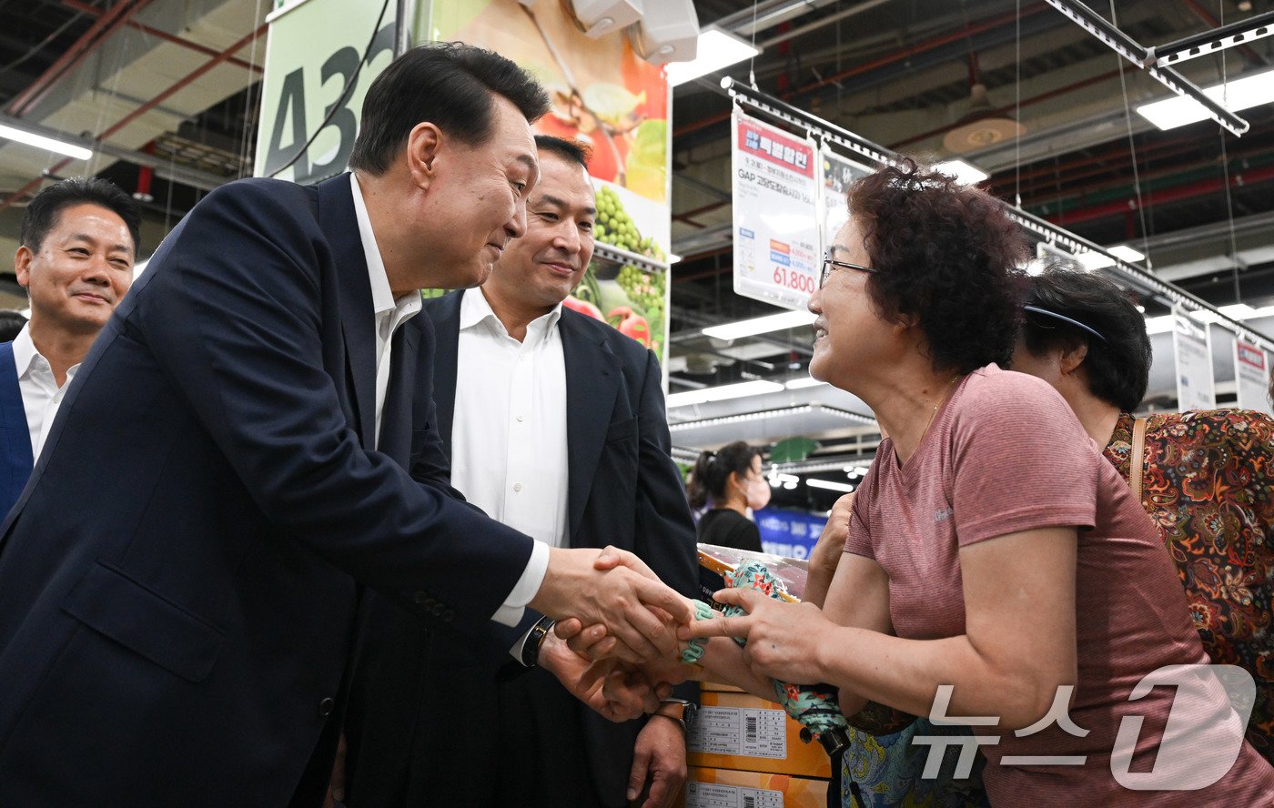 본문 이미지 - 윤석열 대통령이 추석 장바구니 물가 점검에 나선 3일 서울 도봉구 농협 하나로마트 창동점에서 시민들과 인사를 나누고 있다. (대통령실 제공) 2024.9.3/뉴스1 ⓒ News1 박지혜 기자