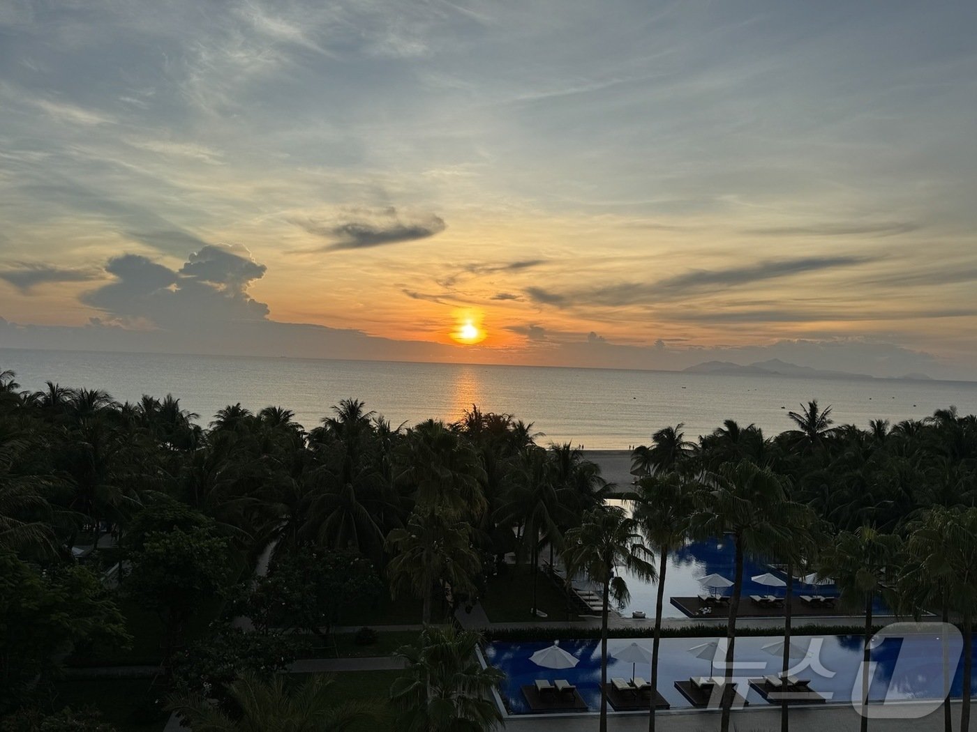 본문 이미지 - 다낭 메리어트 리조트 객실에서 바라본 일출 풍경. ⓒ 뉴스1 김형준 기자