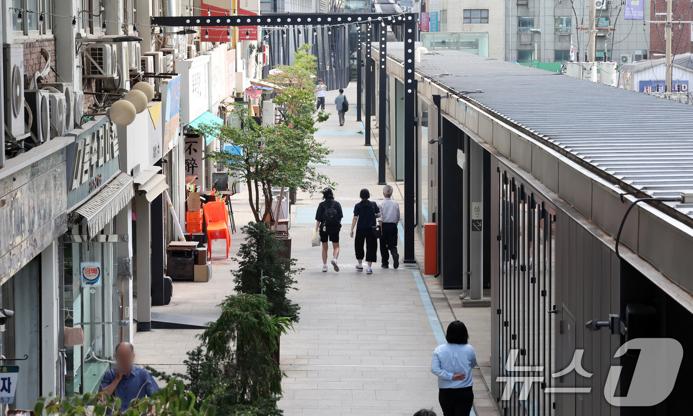 (서울=뉴스1) 이동해 기자 = 3일 서울 종로구 세운상가 공중 보행로가 한산한 모습을 보이고 있다.감사원 보고서에 따르면 공중보행로가 하루 평균 보행자 수가 원래 예측했던 거의 …