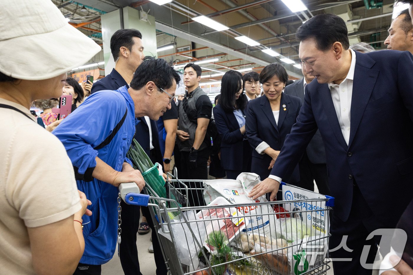 본문 이미지 - 윤석열 대통령이 3일 서울 도봉구 농협 하나로마트 창동점을 방문해 추석 장바구니 물가를 점검하고 있다. (대통령실 제공) 2024.9.3/뉴스1 ⓒ News1 박지혜 기자