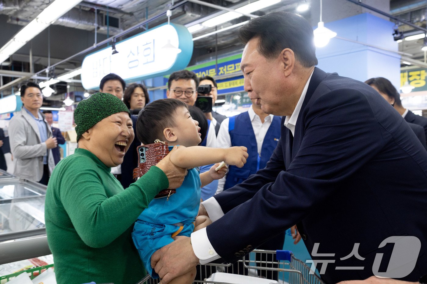 본문 이미지 - 윤석열 대통령이 추석 장바구니 물가 점검에 나선 3일 서울 도봉구 농협 하나로마트 창동점에서 시민들과 인사를 나누고 있다. (대통령실 제공) 2024.9.3/뉴스1 ⓒ News1 박지혜 기자