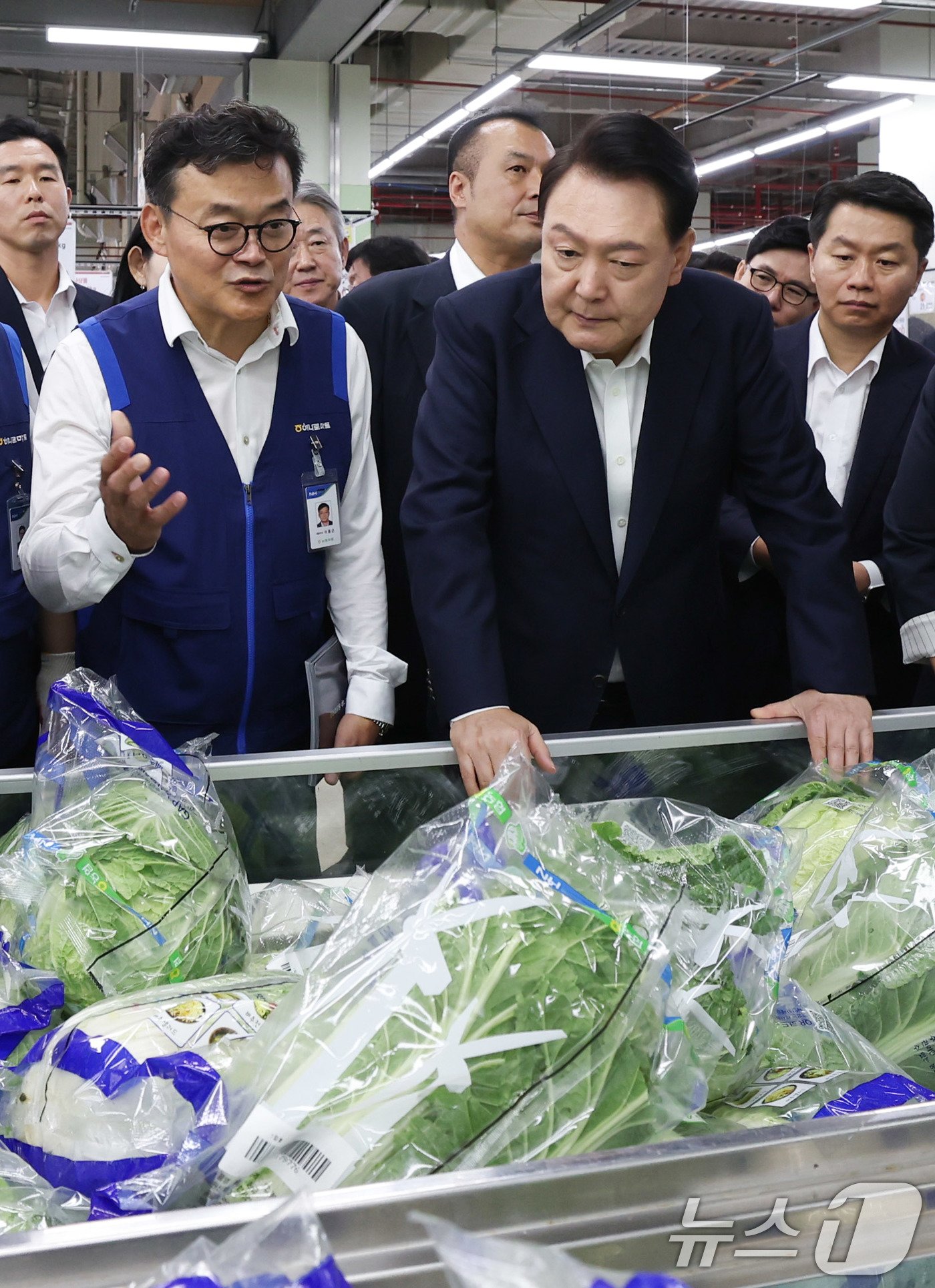 본문 이미지 - 윤석열 대통령이 3일 서울 도봉구 농협 하나로마트 창동점을 방문해 추석 장바구니 물가를 점검하고 있다. (대통령실 제공) 2024.9.3/뉴스1 ⓒ News1 박지혜 기자