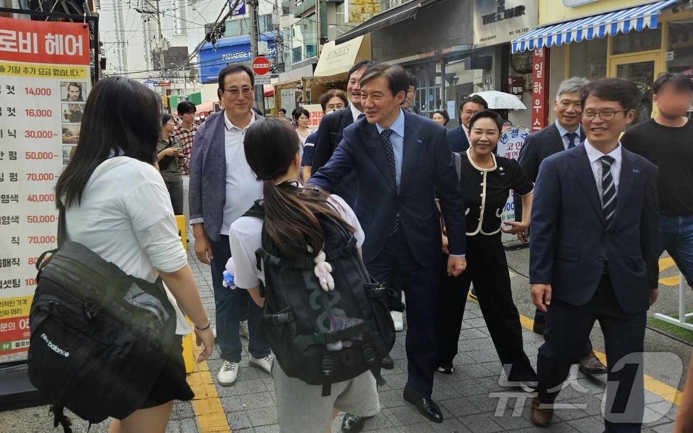 조국 조국혁신당 대표와 금정구청장 보궐선거에 출마한 류제성 후보가 3일 오후 부산 금정구 부산대 인근에서 시민들과 인사하고 있다.2024.9.3/뉴스1 ⓒ News1 조아서 기자