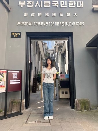 본문 이미지 - 충칭 대한민국 임시정부 청사에서 자원봉사를 하고 있는 양가은씨.(황재호 교수 제공)