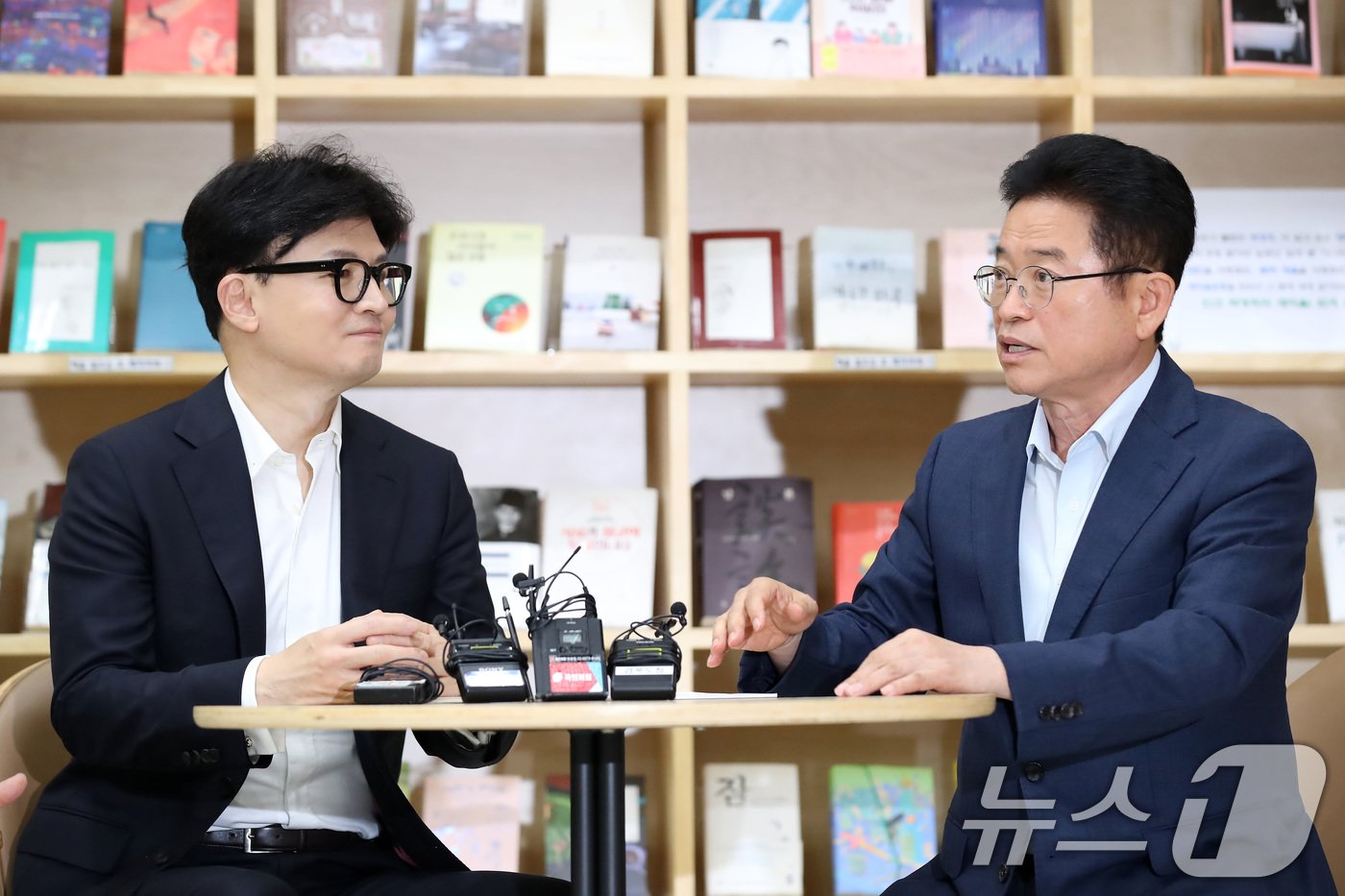 본문 이미지 - 한동훈 국민의힘 대표가 3일 오후 경북 구미시 사곡동 새마을운동테마공원 북카페에서 이철우 경북도지사와 만나 환담하고 있다. 2024.9.3/뉴스1 ⓒ News1 공정식 기자