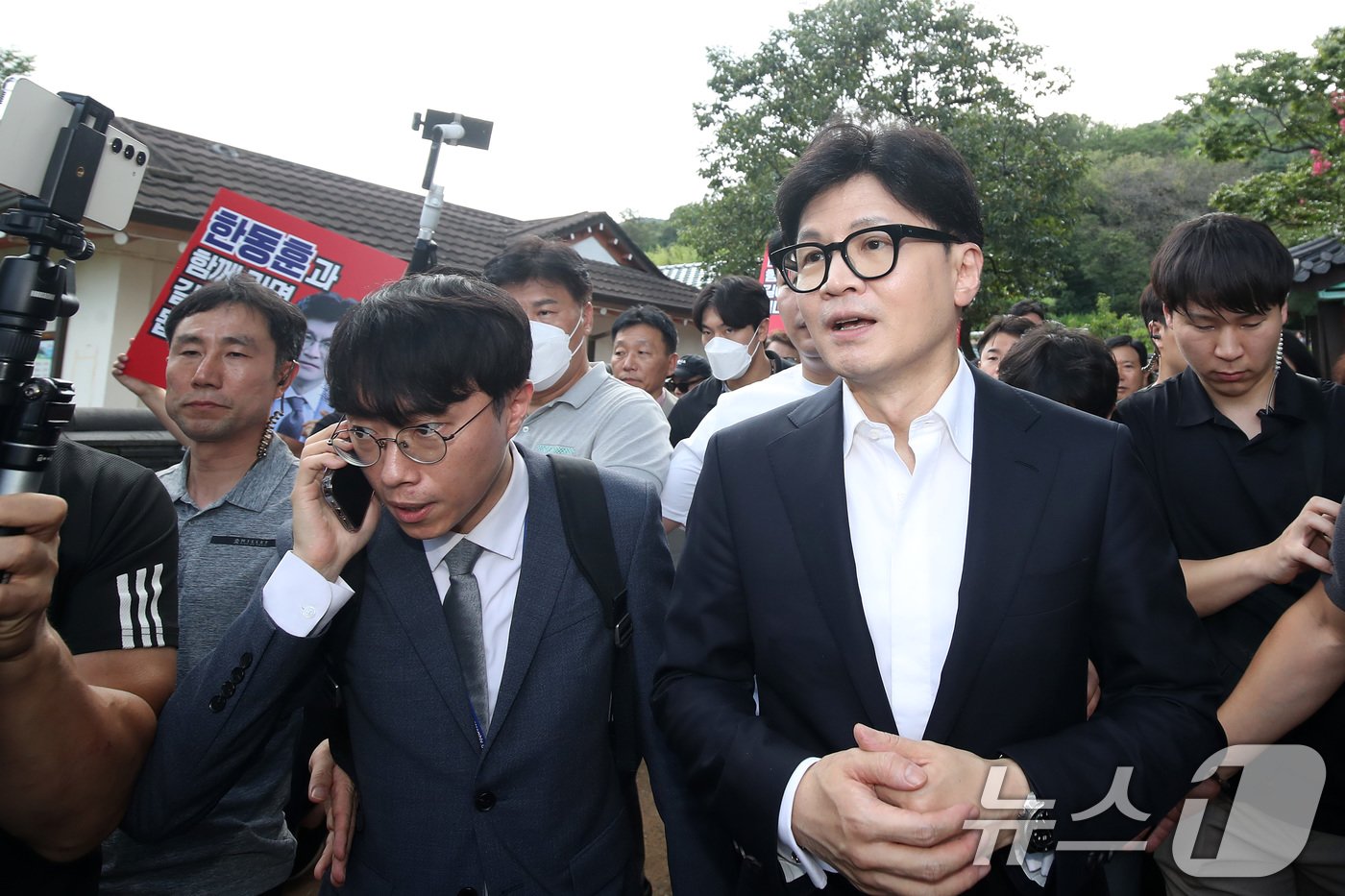 본문 이미지 - 한동훈 국민의힘 대표가 3일 오후 경북 구미 박정희 전 대통령 생가를 찾아 참배를 마친 뒤 이동하고 있다. 2024.9.3/뉴스1 ⓒ News1 공정식 기자