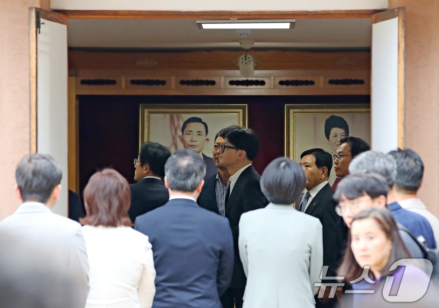 한동훈 국민의힘 대표가 3일 오후 경북 구미 박정희 전 대통령 생가를 찾아 참배를 마친 뒤 추모관 내부를 살펴보고 있다. 2024.9.3/뉴스1 ⓒ News1 공정식 기자