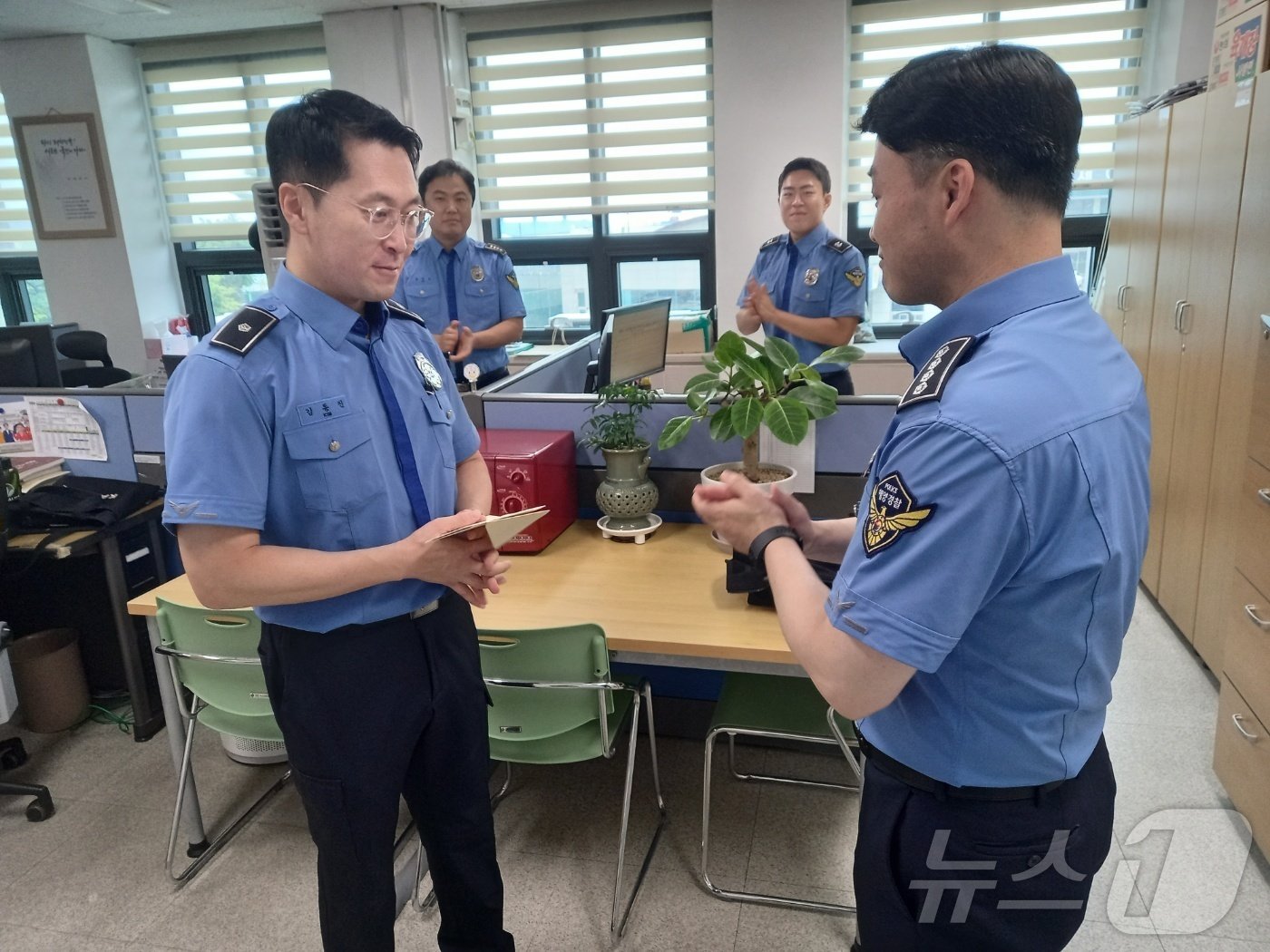 지난달 6일 강원 속초 장사항 인근 해상에서 물에 빠진 30대 남성을 함께 구한 속초해경 김동진 경위&#40;사진 왼쪽&#41;에게 이우수 속초해경서장이 해경청장 친필 &#39;칭찬카드&#39;를 전달하고 있다.&#40;속초해경 제공&#41; 2024.9.3/뉴스1