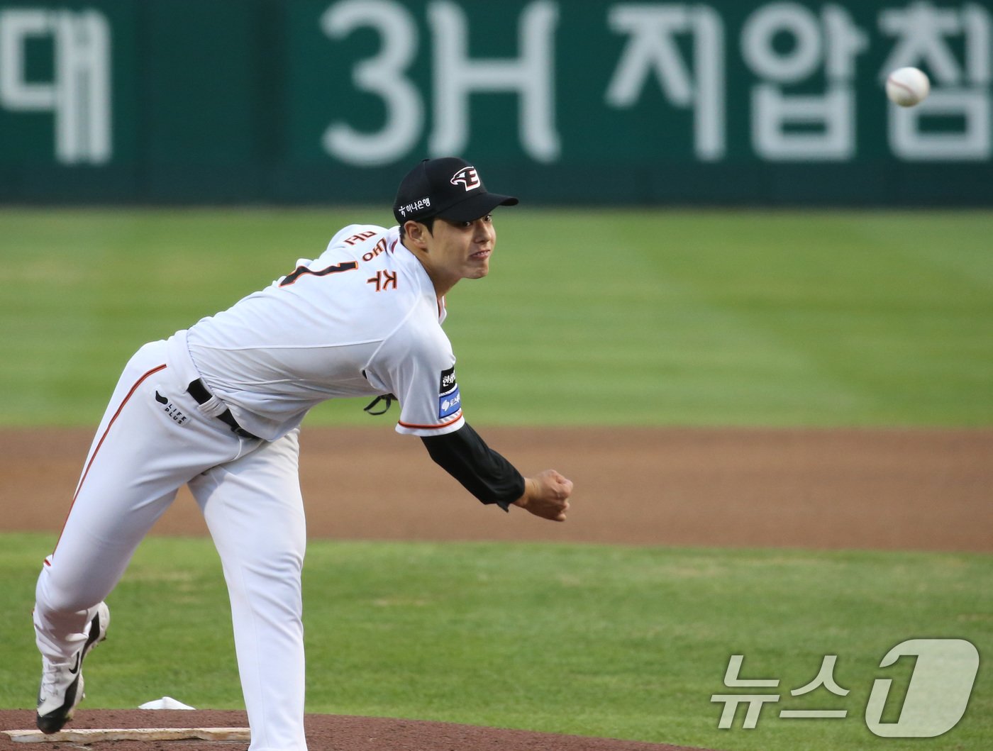 본문 이미지 - 3일 오후 대전 중구 한화생명 이글스파크 열린 프로야구 '2024 신한 SOL뱅크 KBO리그' 두산 베어스와 한화 이글스 경기에서 한화 선발 문동주가 역투하고 있다. 2024.9.3/뉴스1 ⓒ News1 김기태 기자