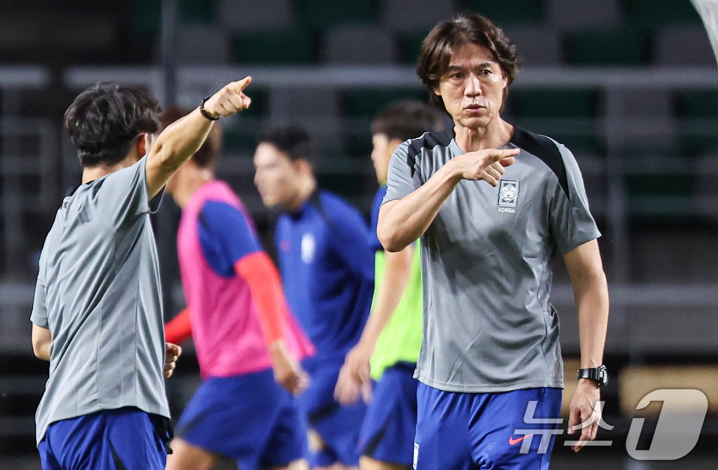 대한민국 축구 국가대표팀 홍명보 감독이 3일 오후 경기 고양시 고양종합운동장에서 가진 소집훈련에서 선수들을 지켜보고 있다. 대표팀은 오는 5일 서울 상암월드컵경기장에서 팔레스타인과 2026 국제축구연맹&#40;FIFA&#41; 북중미 월드컵 3차 예선 1차전을 치른다. 2024.9.3/뉴스1 ⓒ News1 김도우 기자